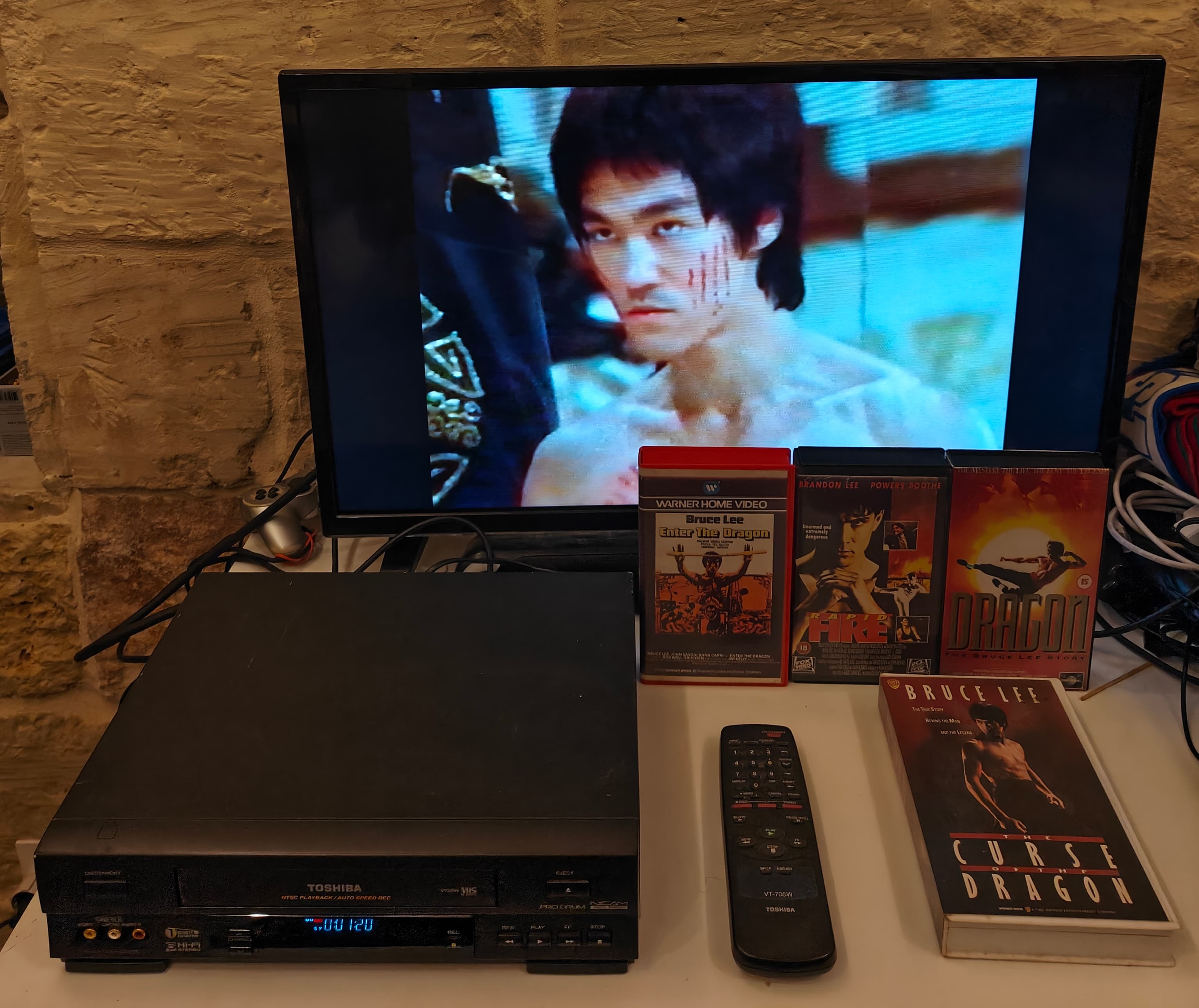 Toshiba V-720W Video Cassette Recorder with Remote Control + 4 VHS Tapes