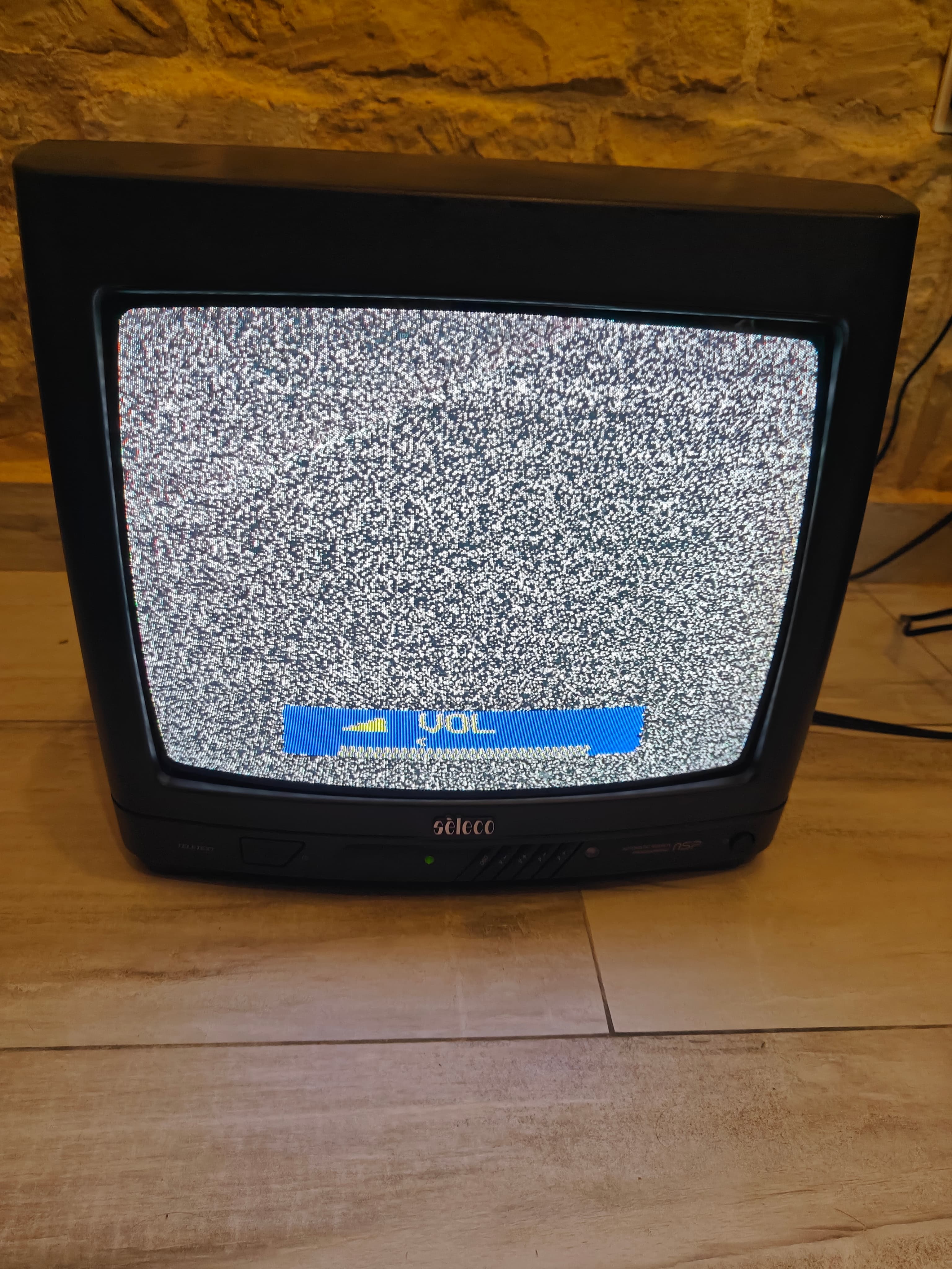 Retro Gaming 14" Seleco CRT - Authentic 90s Tube TV for Classic Consoles & Light Gun