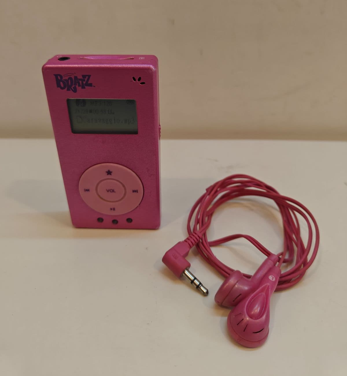 Vintage Pink i-Bratz Portable MP3 Player (2006) – Working with Earphones
